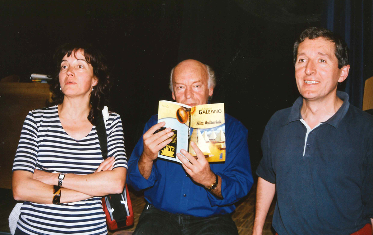 Eduardo Galeanorekin Iruñean, 2001ean.